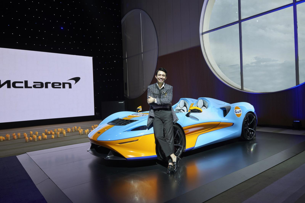 Minh Nhựa cùng chiếc xe McLaren Elva mô hình mới đến Việt Nam, năm sau đại gia này sẽ tậu siêu phẩm nhưng không rõ của hãng nào, còn với thương hiệu McLaren, Minh Nhựa đã trải nghiệm 2 chiếc xe cùng phiên bản
