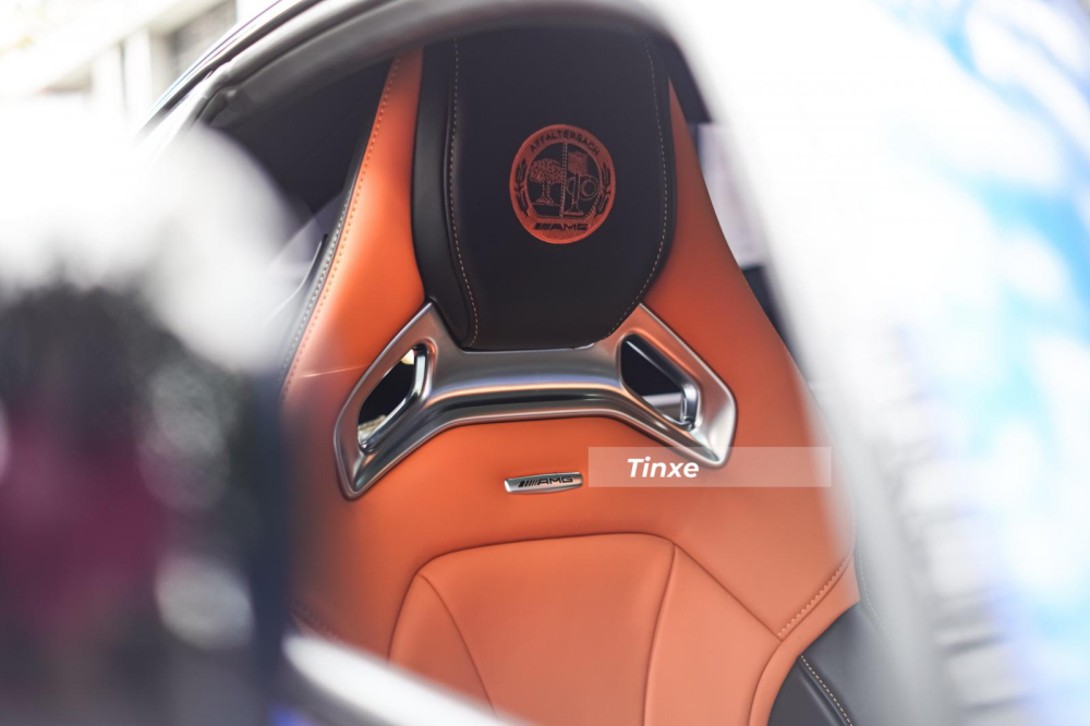 Chủ nhân của xe đã thay thế toàn bộ da trong khoang lái sang tông màu cam rất nổi bật Chủ nhân của xe đã thay thế toàn bộ da trong khoang lái sang tông màu cam rất nổi bật