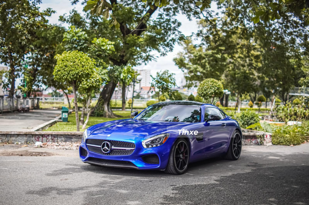 Ngoài màu xanh Brilliant Blue Metallic, xe còn có nhiều chi tiết bằng carbon và mui xe màu đen Ngoài màu xanh Brilliant Blue Metallic, xe còn có nhiều chi tiết bằng carbon và mui xe màu đen