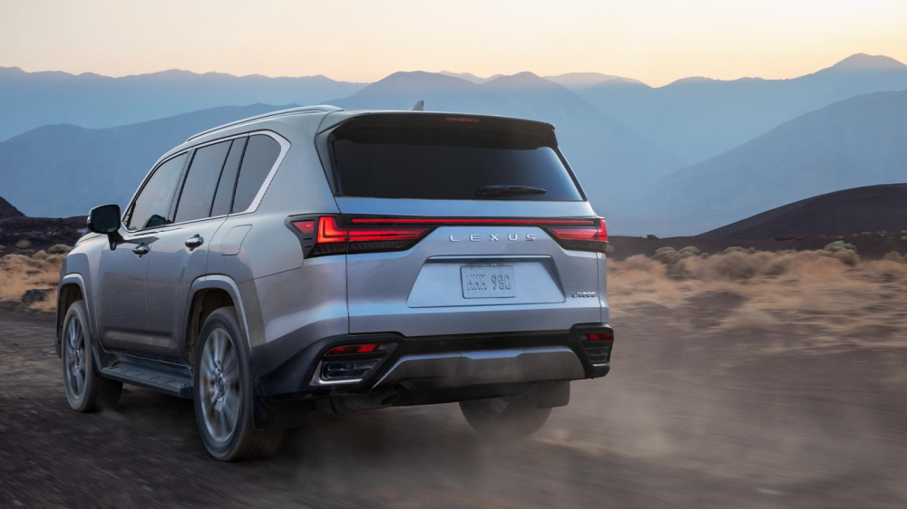 Lexus LX 2022 nhìn từ đằng sau Lexus LX 2022 nhìn từ đằng sau