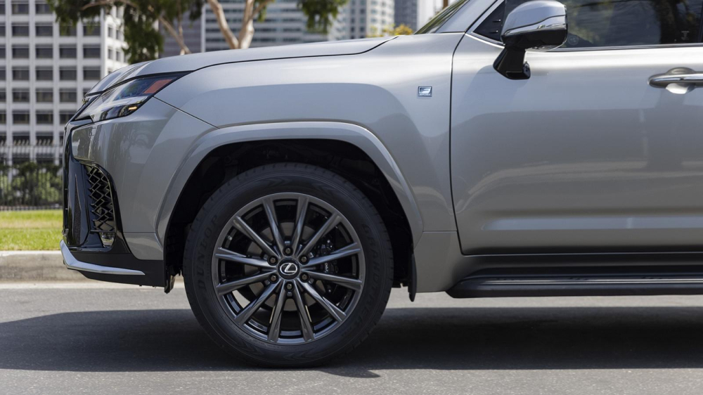 Lexus LX F Sport 2022 còn đi kèm bộ vành hợp kim 22 inch riêng Lexus LX F Sport 2022 còn đi kèm bộ vành hợp kim 22 inch riêng