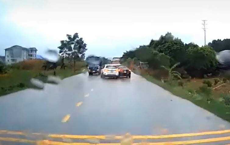 Chiếc Toyota Vios đang vượt thì gây tai nạn liên hoàn Chiếc Toyota Vios đang vượt thì gây tai nạn liên hoàn