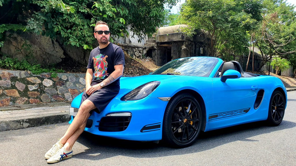 CEO chuỗi nhà thuốc lớn nhất Việt Nam cùng Porsche 718 Boxster CEO chuỗi nhà thuốc lớn nhất Việt Nam cùng Porsche 718 Boxster
