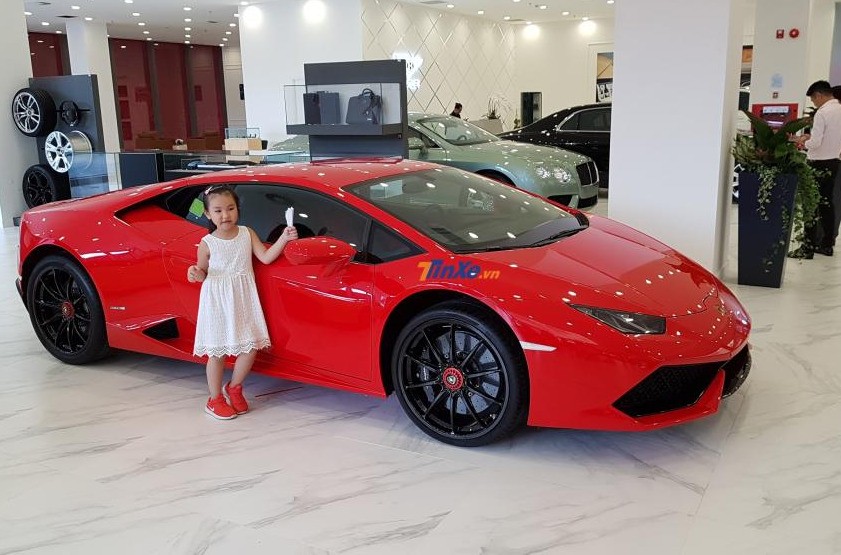 Đây là chiếc xe Lamborghini Huracan LP610-4 hiếm hoi tại Việt Nam sở hữu màu sơn đỏ nguyên bản, ngoài ra còn có 1 xe khác được sơn đổi màu lại từ xanh cốm sang đỏ Đây là chiếc xe Lamborghini Huracan LP610-4 hiếm hoi tại Việt Nam sở hữu màu sơn đỏ nguyên bản, ngoài ra còn có 1 xe khác được sơn đổi màu lại từ xanh cốm sang đỏ