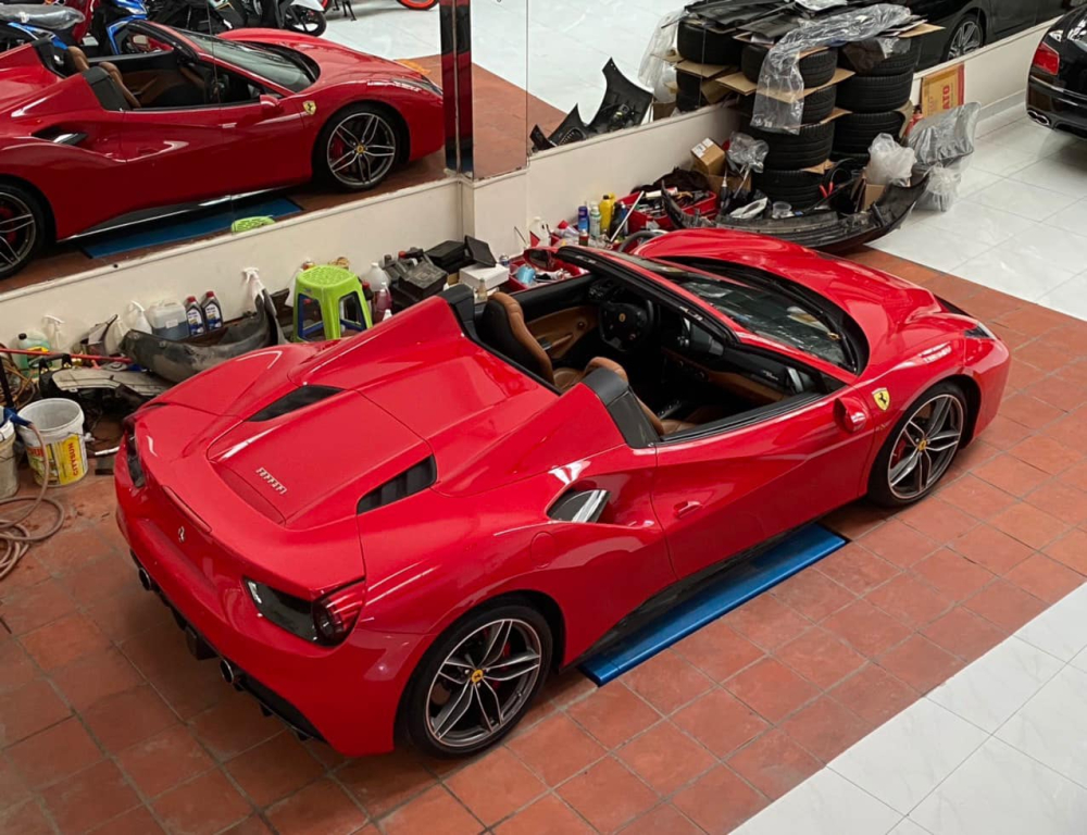 Siêu xe mui trần Ferrari 488 Spider chuẩn bị gắn ống xả độ Ryft Siêu xe mui trần Ferrari 488 Spider chuẩn bị gắn ống xả độ Ryft
