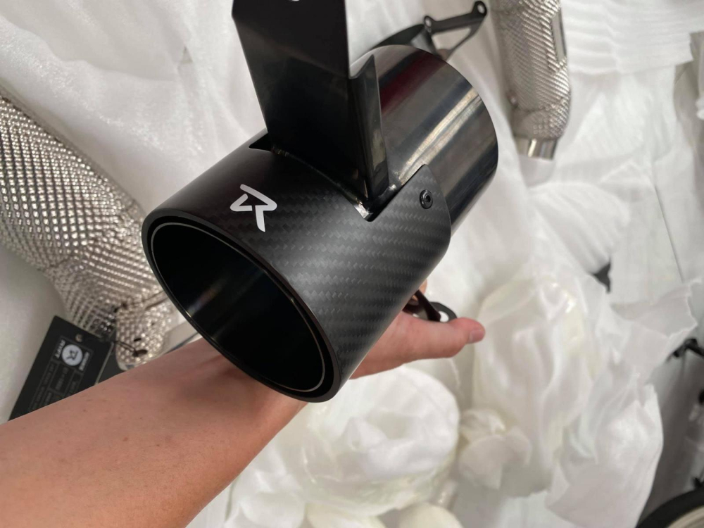 Phần chụp pô của ống xả được sơn đen và có thêm 1 lớp bằng carbon Phần chụp pô của ống xả được sơn đen và có thêm 1 lớp bằng carbon