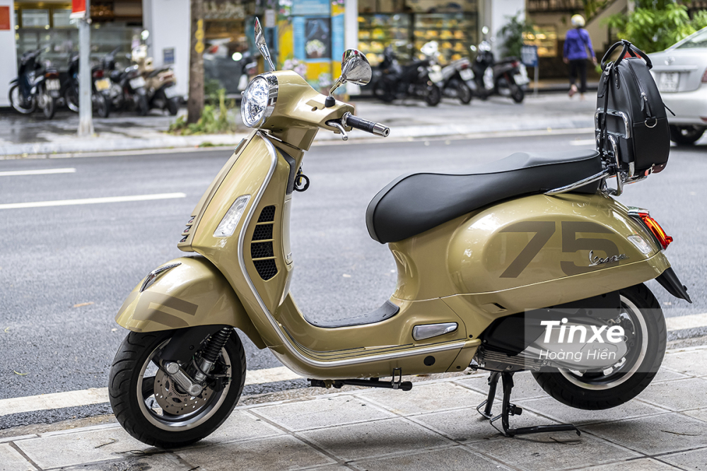 Vespa GTS 300HPE phiên bản kỷ niệm 75 năm có cùng màu sơn và bộ tem 75 năm. Vespa GTS 300HPE phiên bản kỷ niệm 75 năm có cùng màu sơn và bộ tem 75 năm.