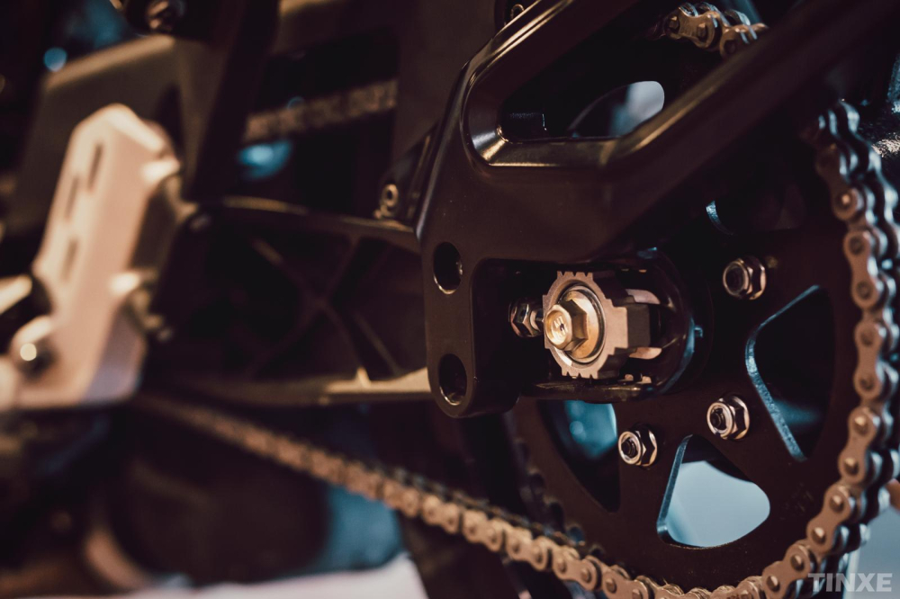 Bộ càng sau có thiết kế quen thuộc trên KTM Duke 390 thế hệ mới của Svartpilen 401 Bộ càng sau có thiết kế quen thuộc trên KTM Duke 390 thế hệ mới của Svartpilen 401