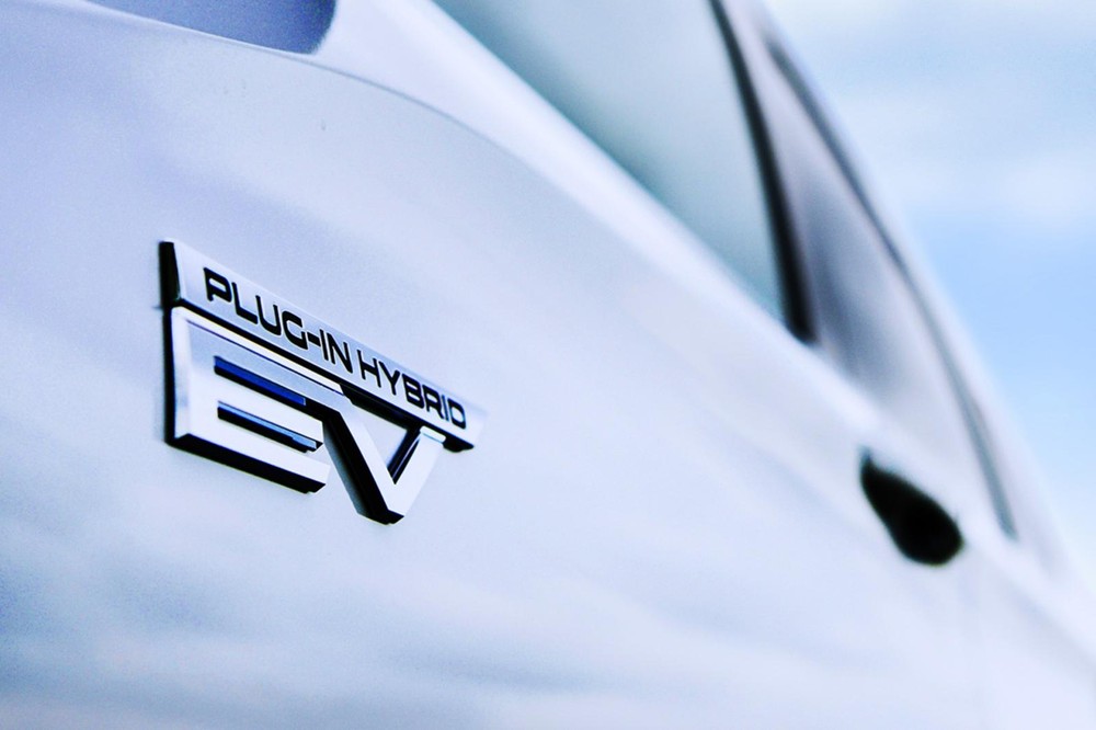 Logo Plug-in Hybrid EV tr&ecirc;n cửa của Mitsubishi Outlander PHEV 2022