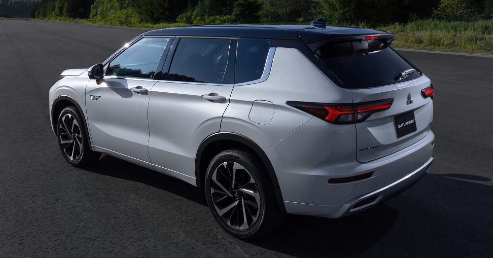Mitsubishi Outlander PHEV 2022 nh&igrave;n từ đằng sau