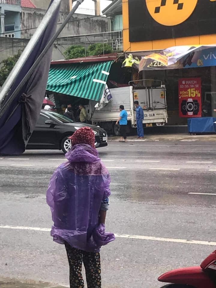 Chiếc &ocirc; t&ocirc; tải lao v&agrave;o cửa h&agrave;ng tạp h&oacute;a tr&ecirc;n quốc lộ 1A