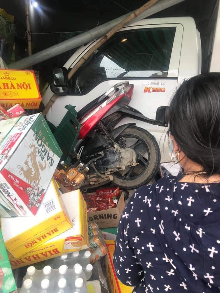 Vụ tai nạn khiến c&aacute;c phương tiện v&agrave; cửa h&agrave;ng tạp h&oacute;a đều bị hư hỏng
