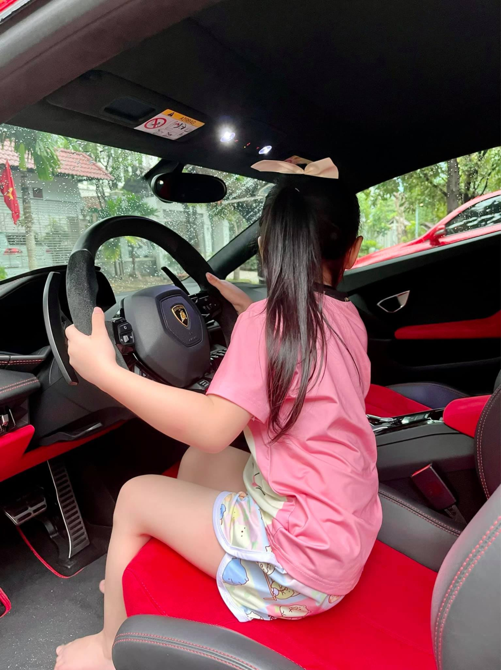 1 trong 3 cô con gái của vợ chồng đại gia này đang nghịch trong khoang lái siêu xe Lamborghini 1 trong 3 cô con gái của vợ chồng đại gia này đang nghịch trong khoang lái siêu xe Lamborghini
