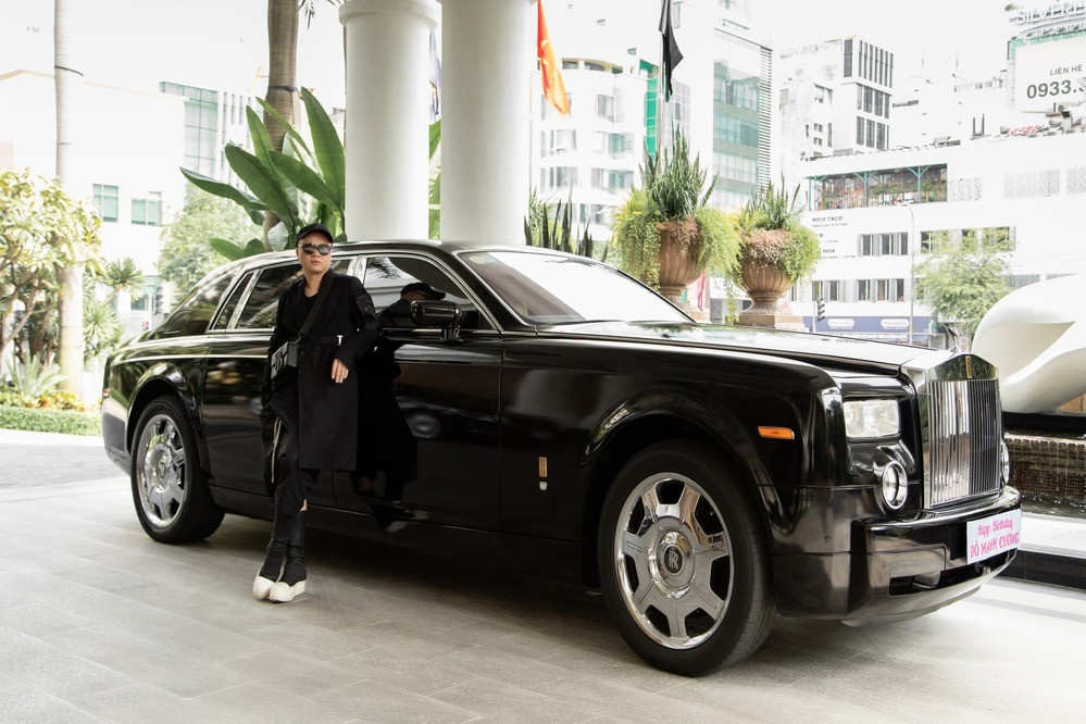 Bộ sưu tập xe của nhà thiết kế Đỗ Mạnh Cường, nổi bật nhất là Rolls-Royce Phantom mua vào sinh nhật U40