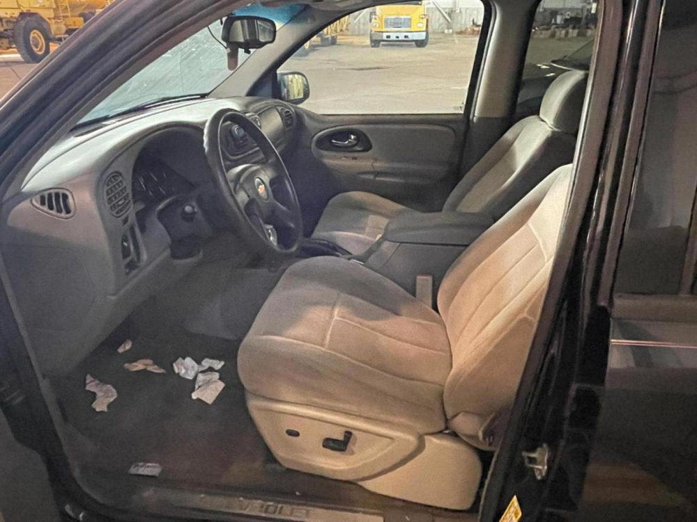Rác bên trong chiếc Chevrolet Trailblazer LS