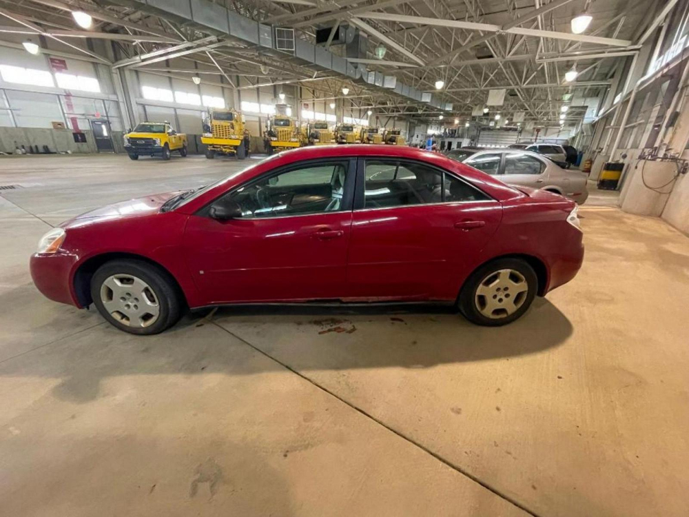 Chiếc Pontiac G6 bị gỉ sét bên sườn xe
