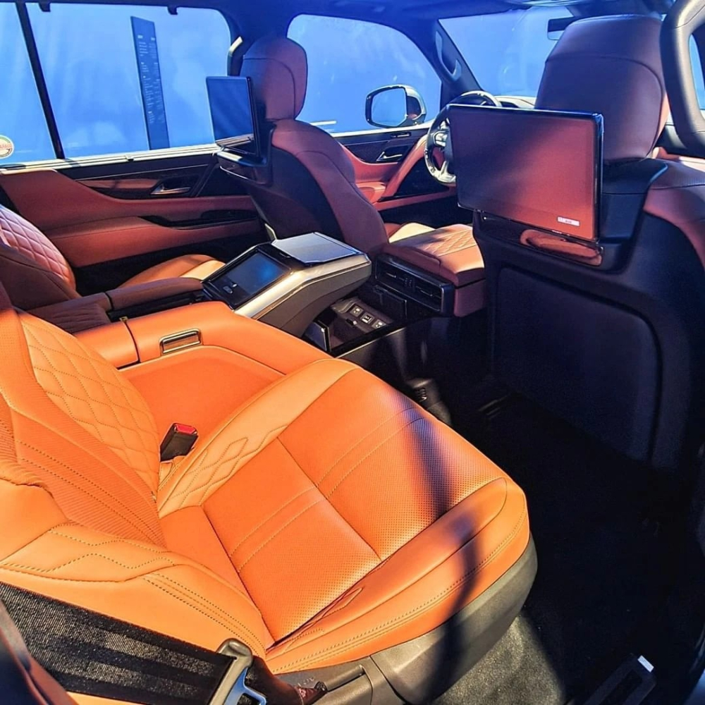 Hàng ghế sau với 2 ghế thương gia của Lexus LX Ultra Luxury 2022 Hàng ghế sau với 2 ghế thương gia của Lexus LX Ultra Luxury 2022