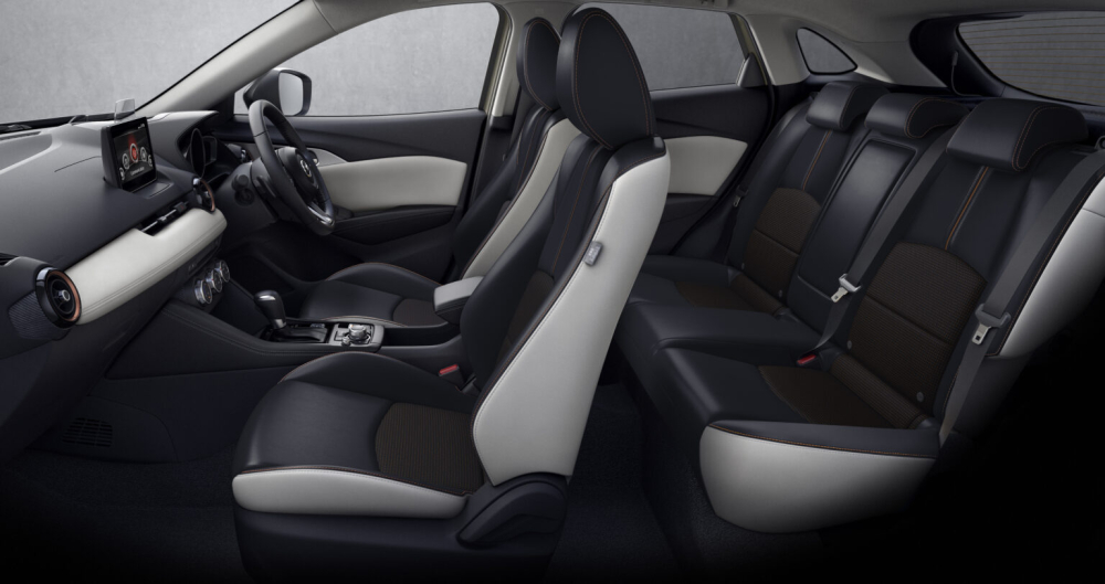 Nội thất bọc da màu đen phối trắng của Mazda CX-3 Super Edgy 2022 Nội thất bọc da màu đen phối trắng của Mazda CX-3 Super Edgy 2022