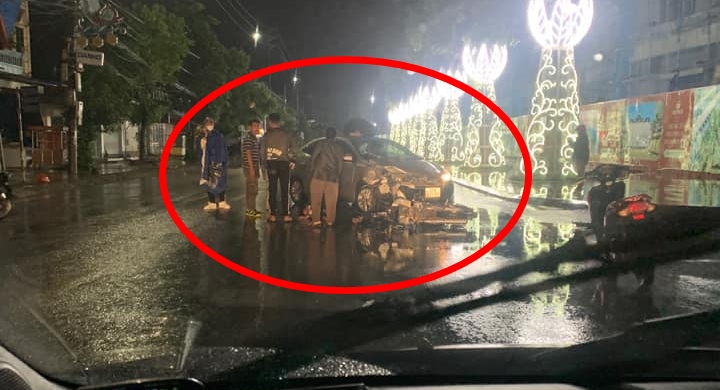 2 phương tiện hư hỏng nặng nề sau va chạm 2 phương tiện hư hỏng nặng nề sau va chạm