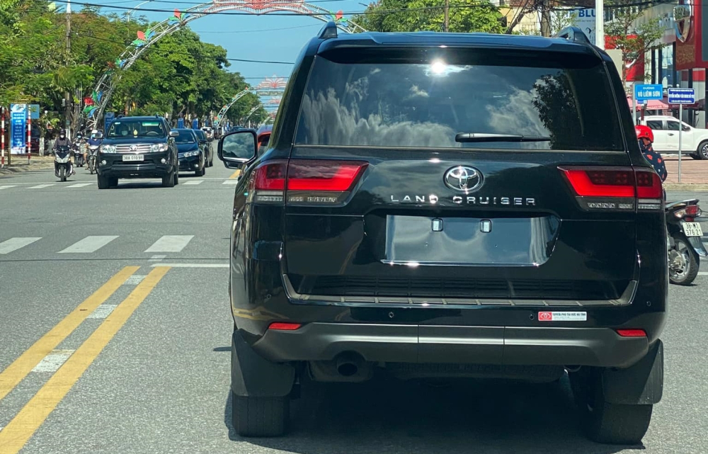Hình ảnh chiếc xe Toyota Land Cruiser 2022 mới cóng lăn bánh tại Hà Tĩnh Hình ảnh chiếc xe Toyota Land Cruiser 2022 mới cóng lăn bánh tại Hà Tĩnh