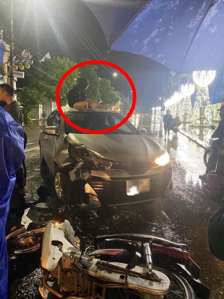 Cô gái bay lên không trung và ngồi trên nóc xe Toyota Vios sau va chạm Cô gái bay lên không trung và ngồi trên nóc xe Toyota Vios sau va chạm