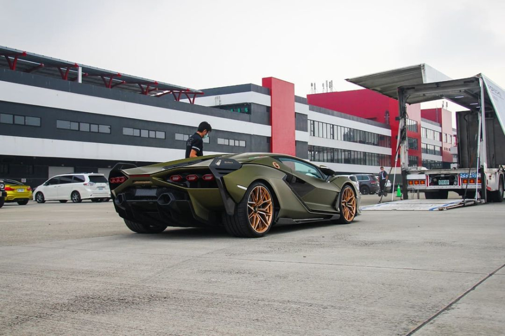 Đ&acirc;y l&agrave; 1 mẫu xe chạy thử, ngo&agrave;i ra c&ograve;n c&oacute; 63 chiếc Lamborghini Sian sản xuất ra d&agrave;nh cho kh&aacute;ch