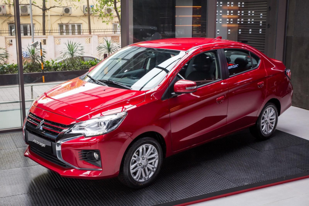 Mitsubishi Attrage hiện đang được phân phối với 3 phiên bản cùng giá bán lẻ đề xuất nằm trong khoảng 375 – 485 triệu đồng. Mitsubishi Attrage hiện đang được phân phối với 3 phiên bản cùng giá bán lẻ đề xuất nằm trong khoảng 375 – 485 triệu đồng.