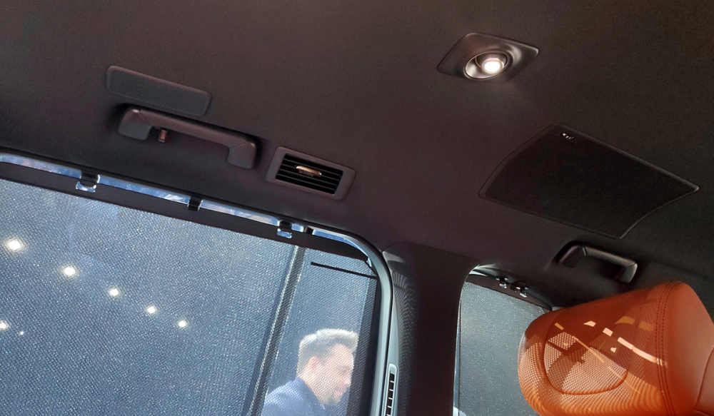 Trên trần xe của Lexus LX 2022 có thêm cửa gió điều hòa bổ sung và đèn đọc sách dành cho hàng ghế sau Trên trần xe của Lexus LX 2022 có thêm cửa gió điều hòa bổ sung và đèn đọc sách dành cho hàng ghế sau