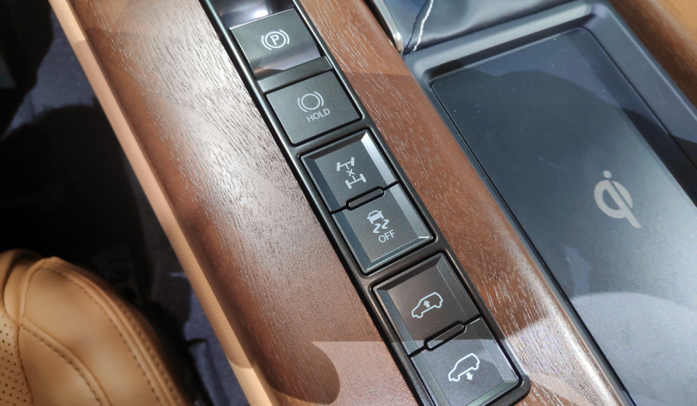 Nút kích hoạt khóa vi sai của Lexus LX 2022 nằm trên cụm điều khiển trung tâm Nút kích hoạt khóa vi sai của Lexus LX 2022 nằm trên cụm điều khiển trung tâm