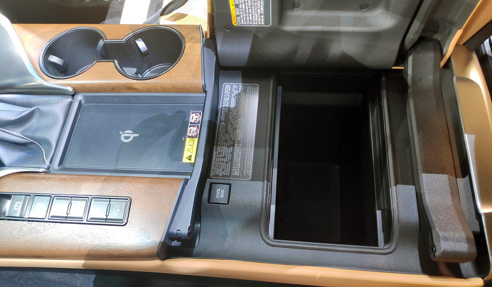 Phía sau cụm điều khiển trung tâm của Lexus LX 2022 còn có tủ lạnh nhỏ Phía sau cụm điều khiển trung tâm của Lexus LX 2022 còn có tủ lạnh nhỏ