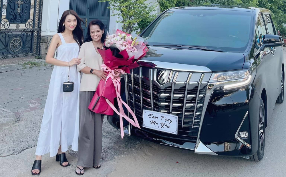 Không chỉ đổi xe tiền tỷ xoành xoạch theo năm, hot girl Sam còn mua Toyota Alphard hơn 4,6 tỷ đồng cho mẹ đi chợ