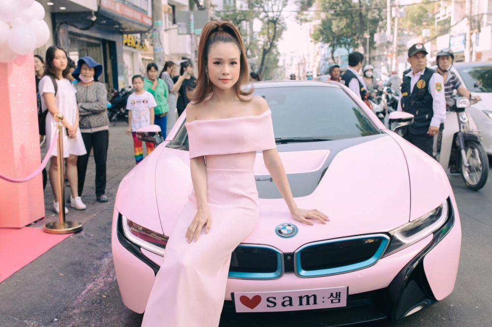 Khi năm 2019 chì còn vài ngày bước sang năm mới, hot girl Sam lái xe thể thao BMW i8 màu hồng tham dự sự kiện do mình tổ chức