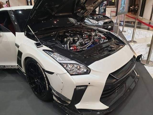 Ngo&agrave;i việc lột x&aacute;c ngoại h&igrave;nh v&agrave; nội thất, chiếc Nissan GT-R R35  c&ograve;n được chủ nh&acirc;n độ c&ocirc;ng suất l&ecirc;n 1.600 m&atilde; lực