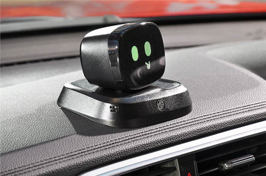 R&ocirc;-bốt tương t&aacute;c đi k&egrave;m t&iacute;nh năng trợ l&yacute; ảo của MG Astor 2021