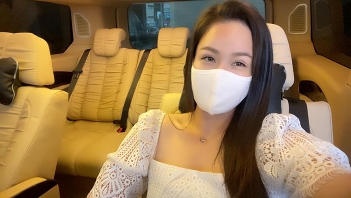 Người đẹp n&agrave;y sau đ&oacute; c&ograve;n mua 1 chiếc xe Ford Tourneo v&agrave;o th&aacute;ng 7 c&ugrave;ng năm