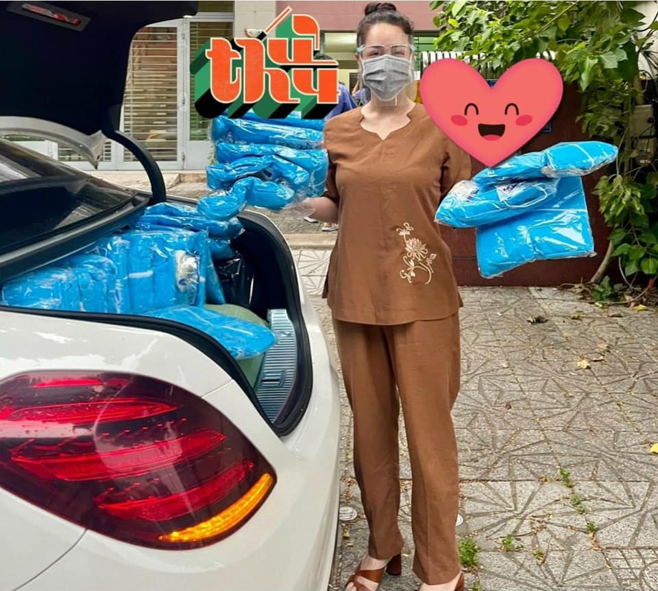 Nhật Kim Anh trong 1 lần di chuyển với xe Mercedes-Benz S450L Luxury để đi trao qu&agrave; từ thiện 