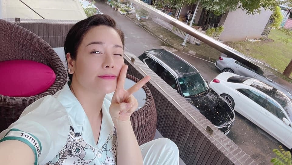 Trước nh&agrave; của nữ ca sĩ n&agrave;y c&ograve;n c&oacute; 1 chiếc xe VinFast LUX SA2.0 m&agrave;u đen đỗ nhưng kh&ocirc;ng r&otilde; l&agrave; của Nhật Kim Anh hay h&agrave;ng x&oacute;m đỗ cạnh chiếc xe Mercedes-Benz S450L Luxury m&agrave;u trắng của c&ocirc;