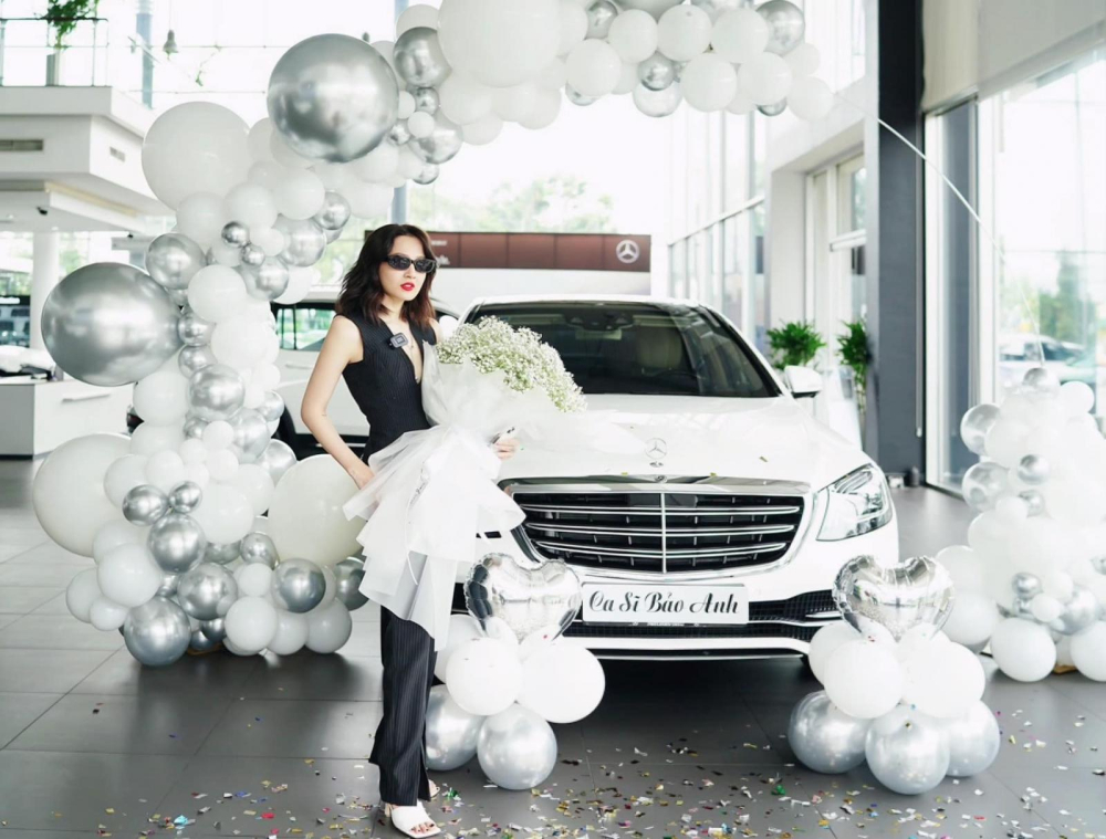 Nữ ca sĩ đến nhận b&agrave;n giao xe Mercedes-Benz S450 trong trang phục đen với điểm nhấn l&agrave; đ&ocirc;i guốc m&agrave;u trắng, t&ocirc;ng xuyệt t&ocirc;ng với xe