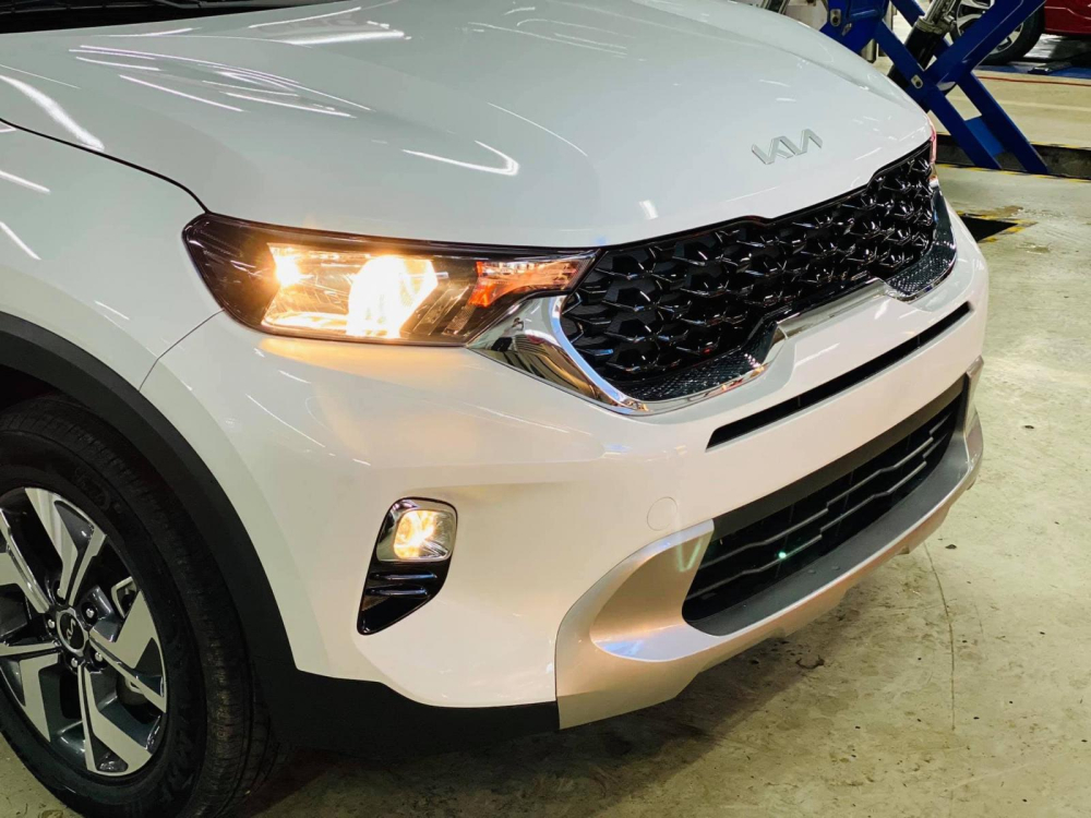 Kia Sonet l&agrave; mẫu xe thứ 3 tại Việt Nam được trang bị logo mới của h&atilde;ng xe H&agrave;n Quốc.