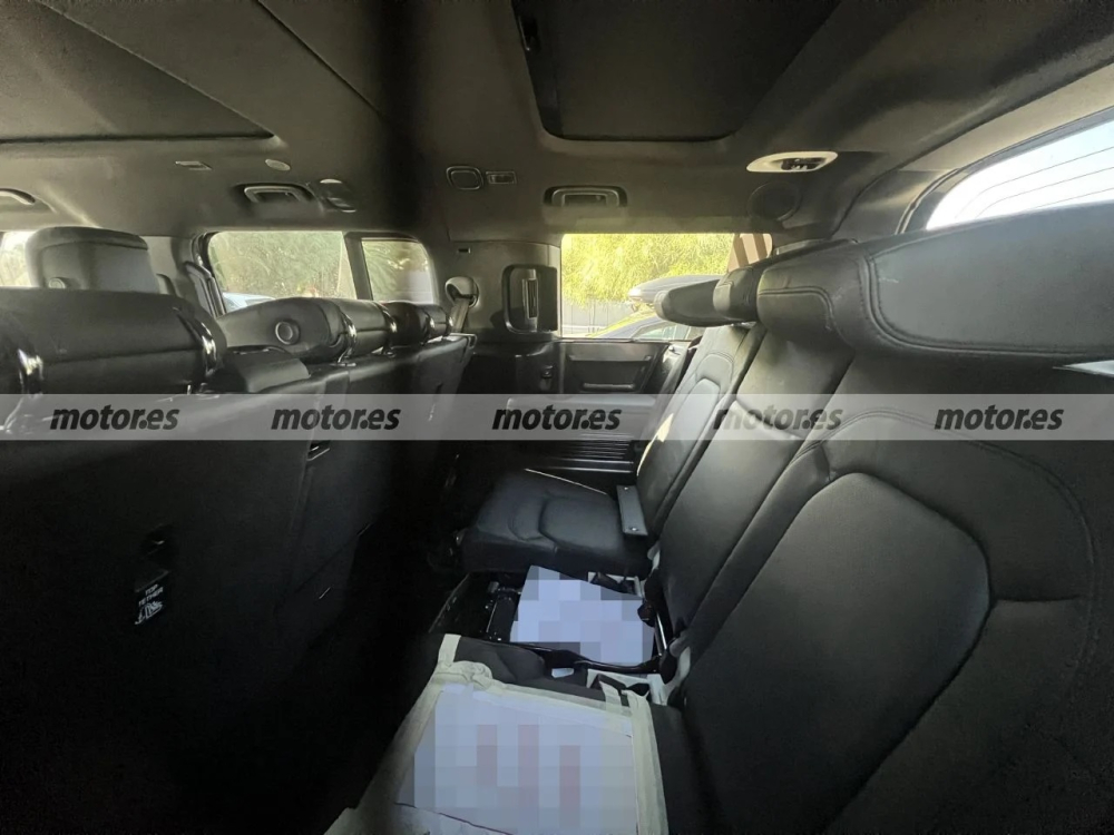 Hàng ghế thứ ba với 3 chỗ ngồi của Land Rover Defender 130