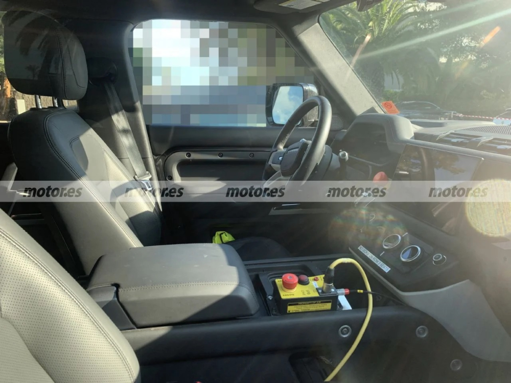 Khoang lái của Land Rover Defender 130