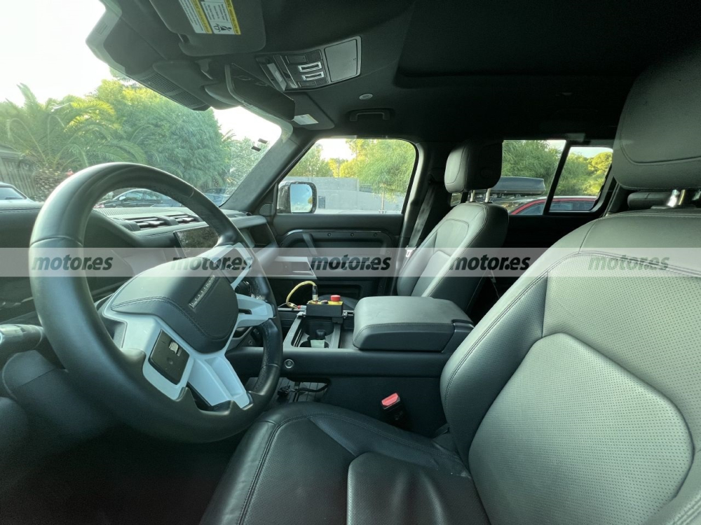 Land Rover Defender 130 lần đầu tiên lộ nội thất 8 chỗ rộng rãi