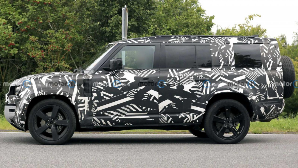 Land Rover Defender 130 có kích thước lớn với chiều dài hơn 5 m