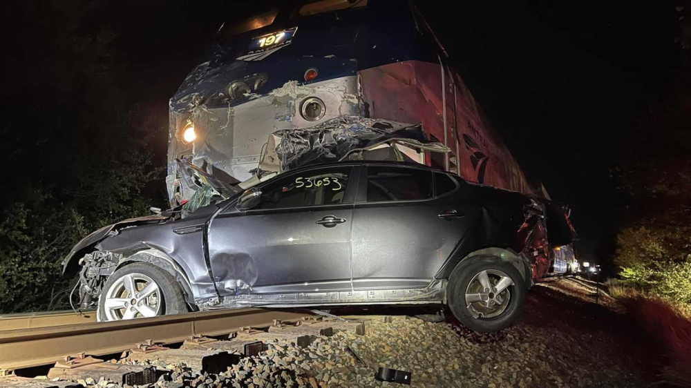 Tàu Amtrak bị trật đường ray và hư hỏng