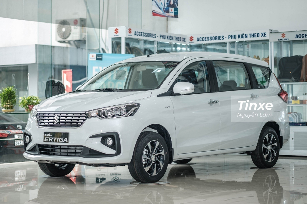 Suzuki Ertiga được ph&acirc;n phối với 2 phi&ecirc;n bản c&ugrave;ng gi&aacute; cao nhất chỉ 559,9 triệu đồng.