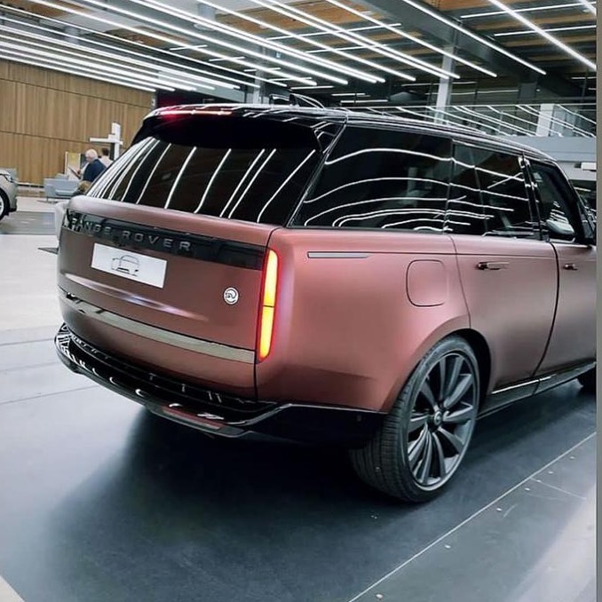 Đ&egrave;n hậu của Range Rover 2022 khi bật l&ecirc;n