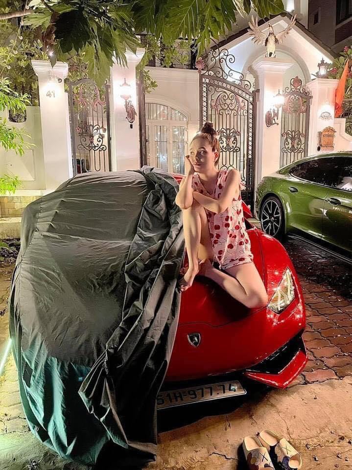 Nữ đại gia cùng chiếc siêu xe Lamborghini Huracan LP610-4 màu đỏ mới mua chính hãng tặng chồng, con số bí ẩn của xe là 4, đúng như người chồng chia sẻ rất ghét