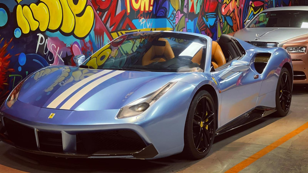 Chiếc si&ecirc;u xe mui trần Ferrari 488 Spider thay &aacute;o xanh nhạt v&agrave;o tuần trước