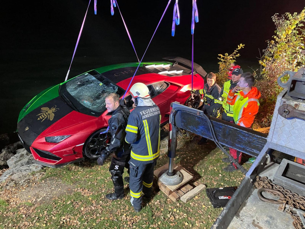 Mặt kính chắn gió của xe vỡ náy, các chi tiết còn lại không bị hư hỏng quá nặng