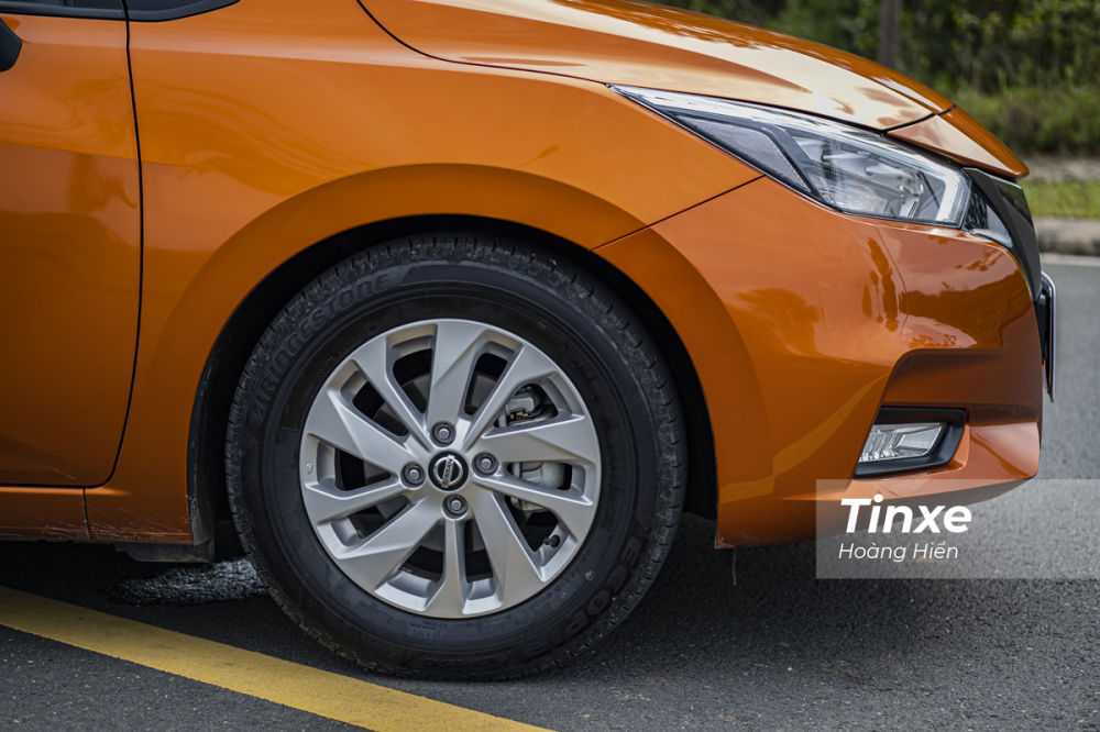 Vành xe Nissan Almera chỉ 15 inch và thiết kế chưa đẹp nhưng lại khá êm ái. Vành xe Nissan Almera chỉ 15 inch và thiết kế chưa đẹp nhưng lại khá êm ái.